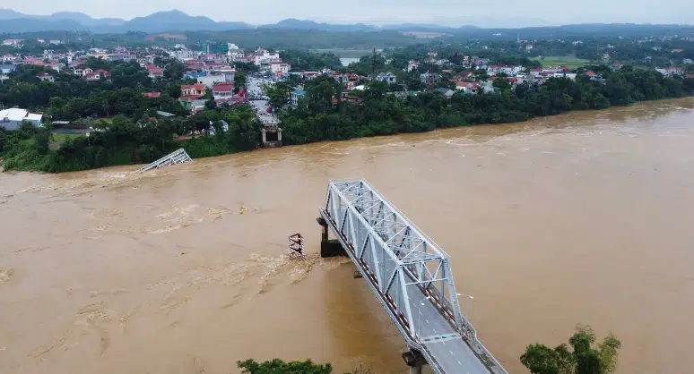 Supertifón derriba puente vehicular en Vietnam