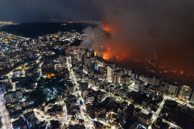 Quito suspende clases y evacua a cientos tras incendios forestales