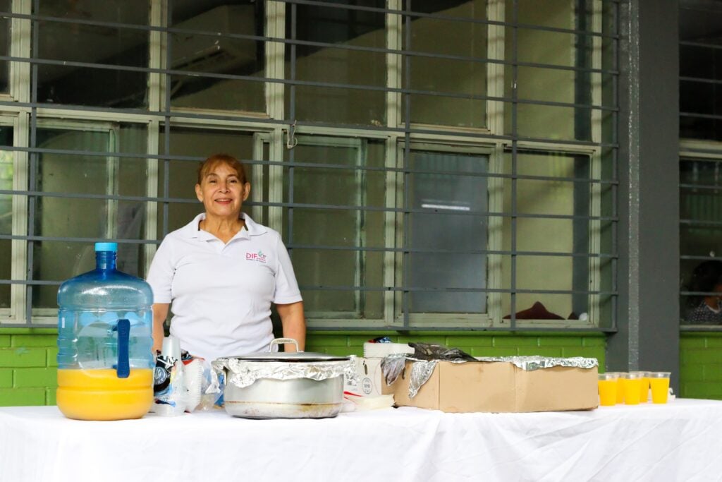 Servicio de comida por parte de las autoridades de Ahome.