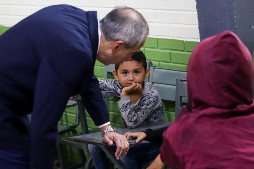 Alcalde Gerardo Vargas Landeros visitando a los niños refugiados en el albergue temporal.