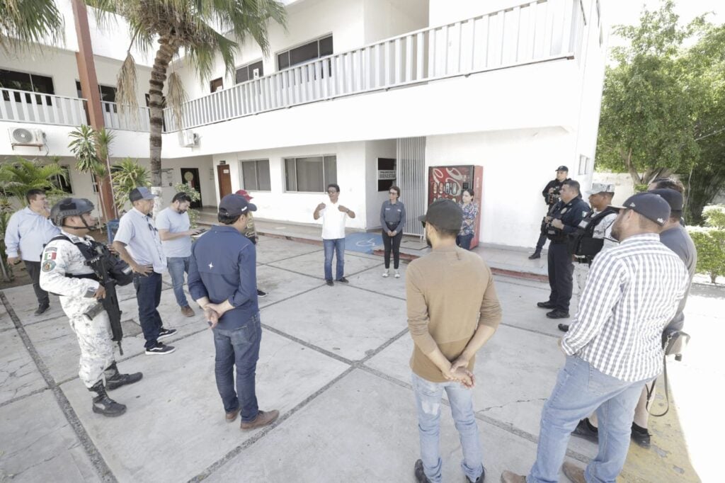 Reunión entre Sedena, Guardia Nacional, DIF, el gobierno estatal y funcionarios.