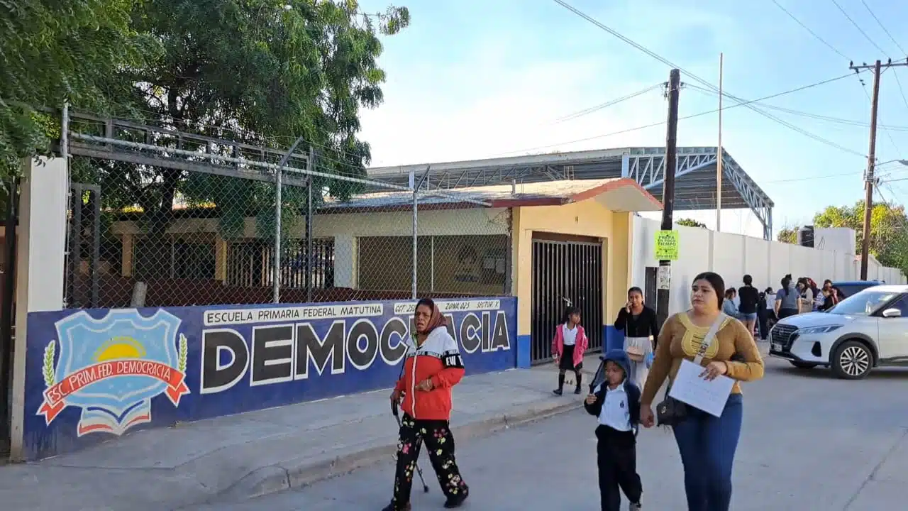 Alumnos del nivel básico llegan a la escuela acompañados de sus padres