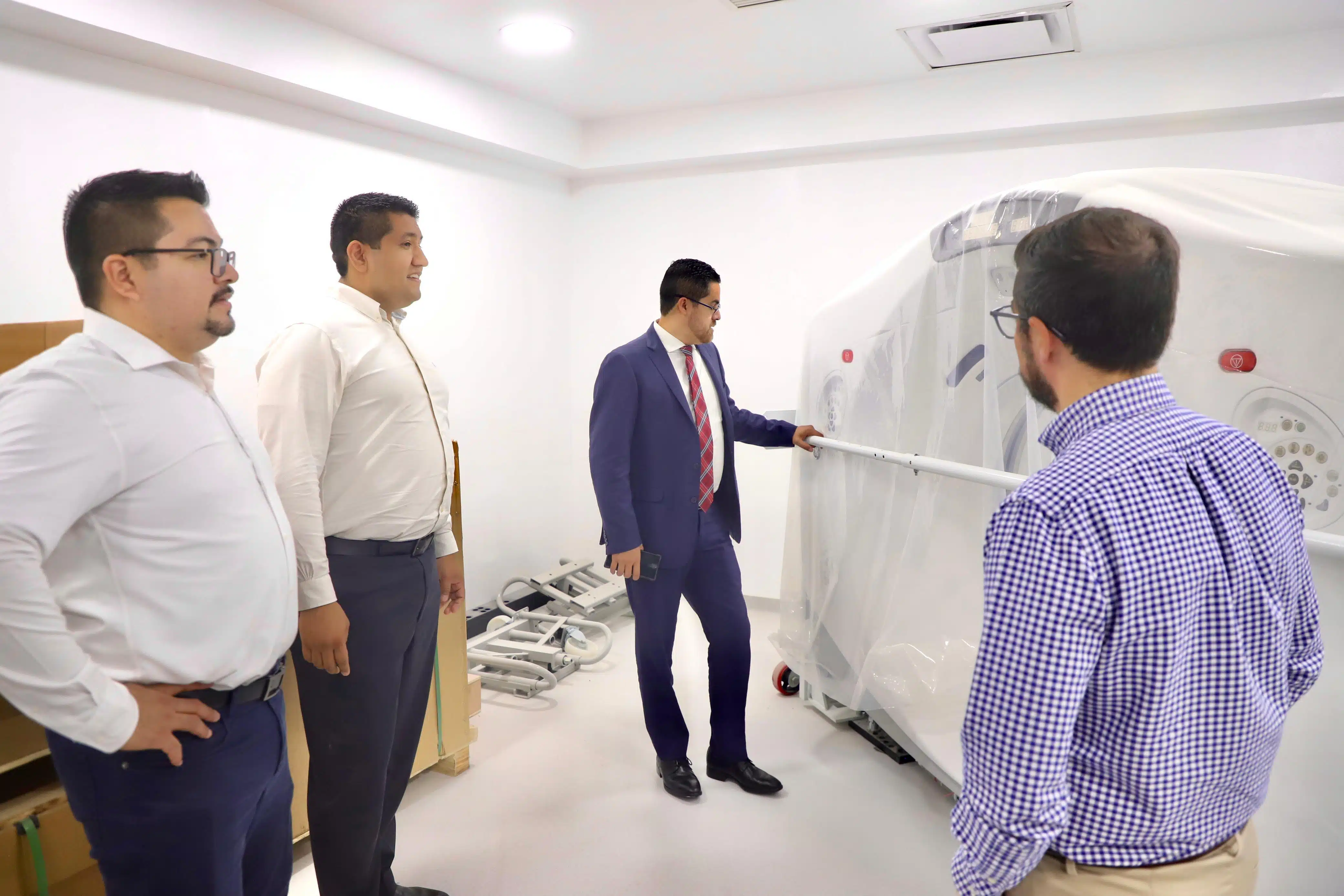 Cuitláhuac González Galindo, secretario de Salud en Sinaloa, durante un recorrido por el Hospital General de Culiacán.