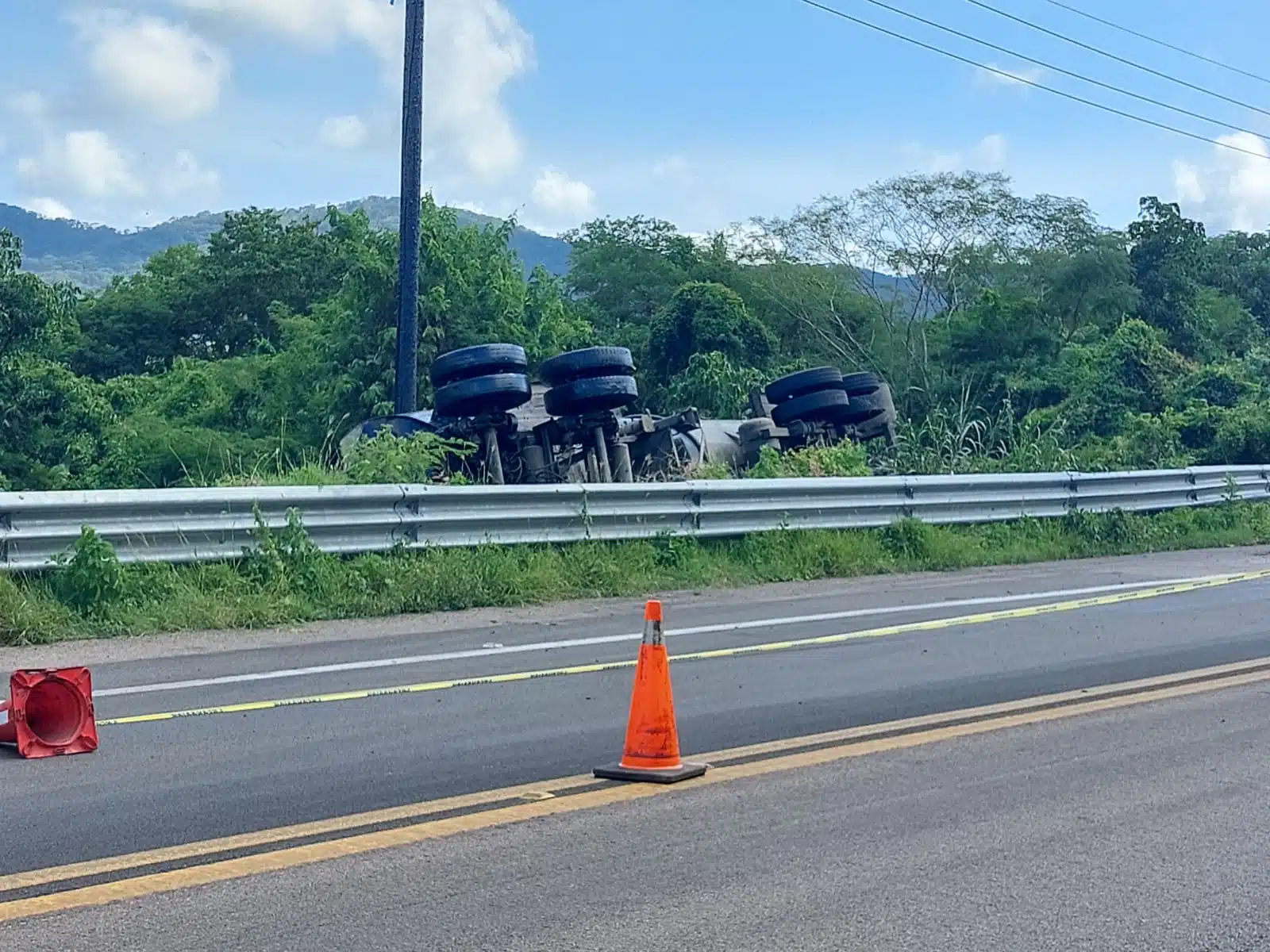 El remolque acaba volcado afuera de la carretera Mazatlán-Durango