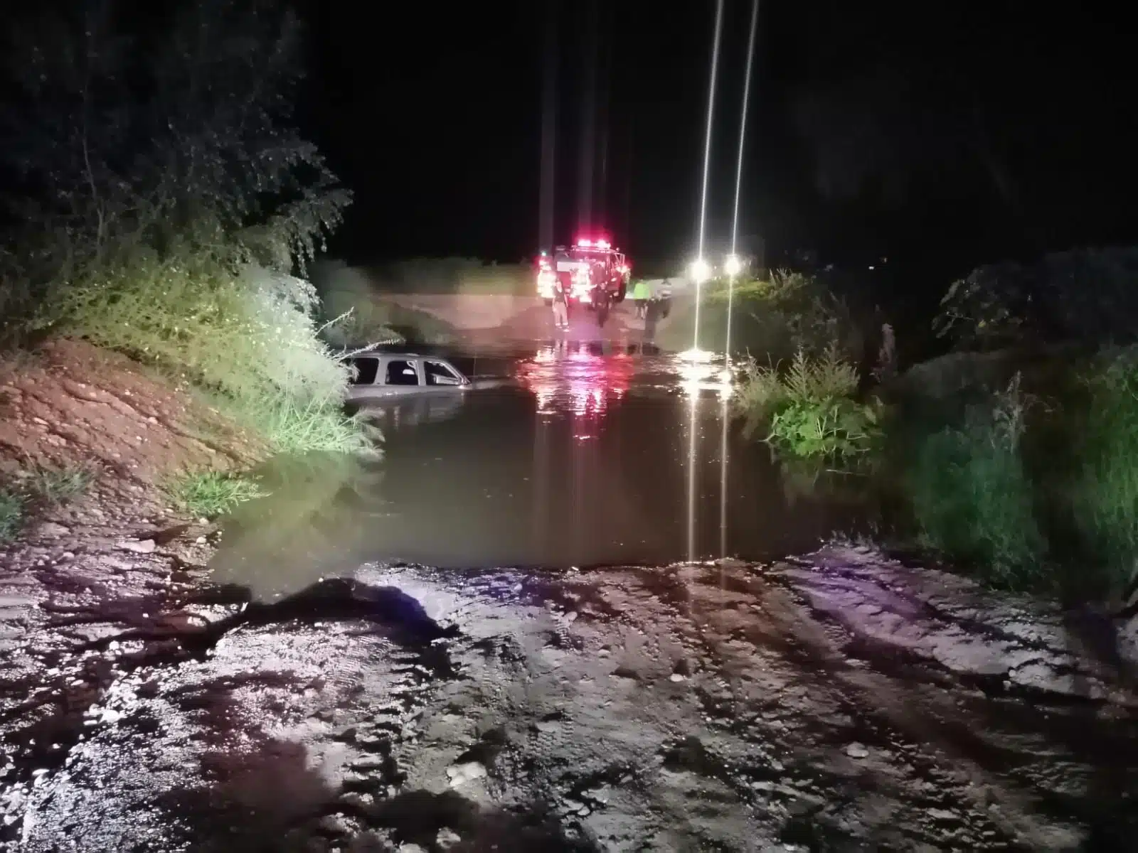 Vehículo atrapado por la creciente del río en Angostura.