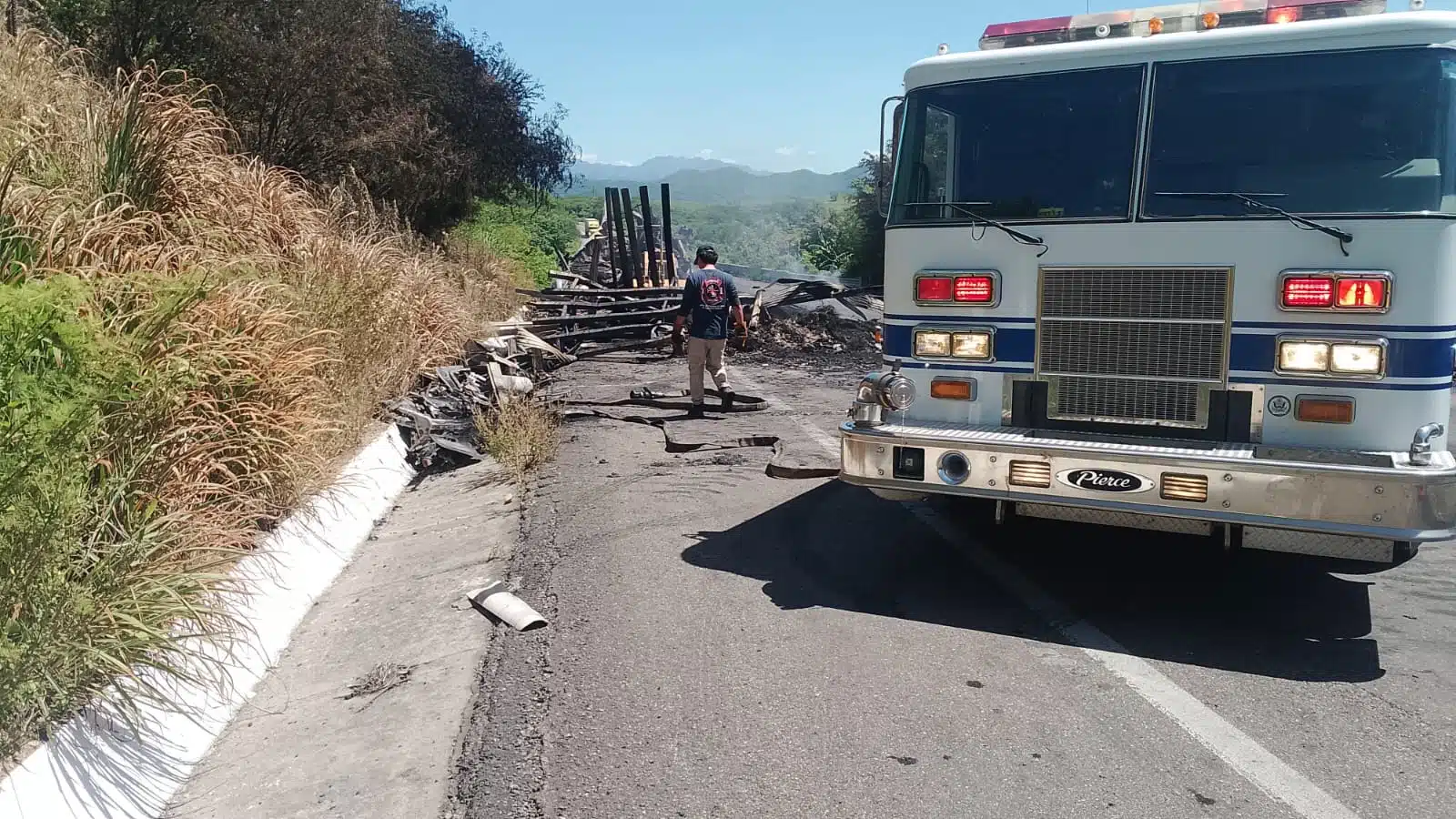 Retiran restos de tráileres de las carreteras