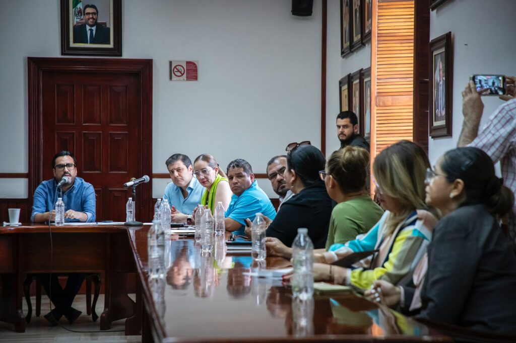 Alcalde Juan de Dios Gámez Mendívil durante la reunión con los comerciantes de Culiacán.