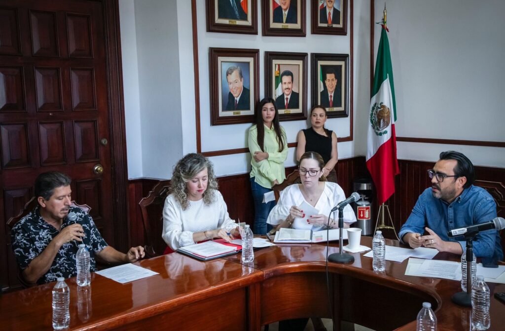 Alcalde Juan de Dios Gámez Mendívil escuchando a los comerciantes.