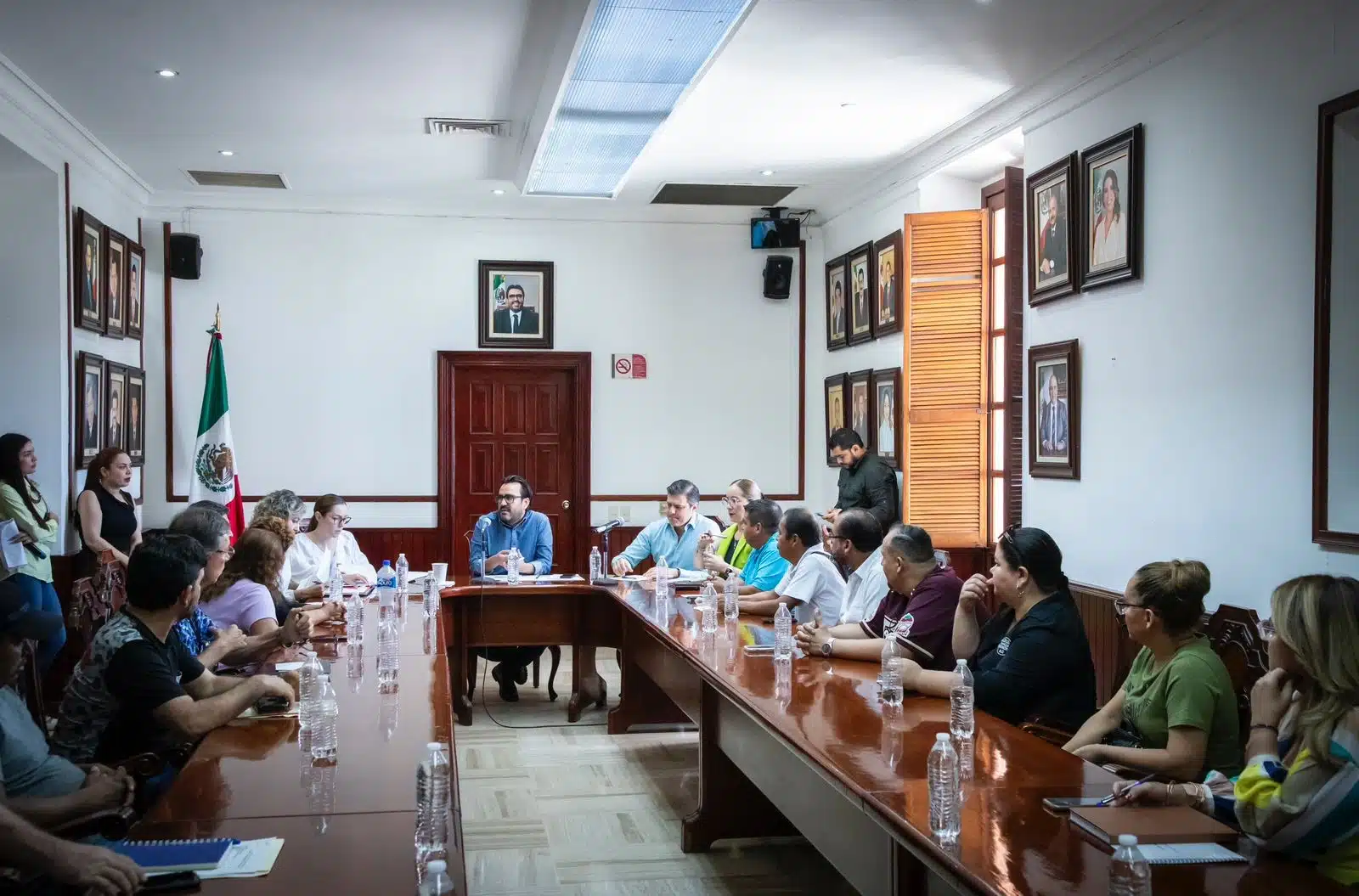 Reunión entre el alcalde Juan de Dios Gámez Mendívil y representantes de la Unión de Locatarios del Centro de Culiacán (ULCC), el Bloque de Vendedores Ambulantes del Centro de Culiacán y tiangueros de Los Huizaches.