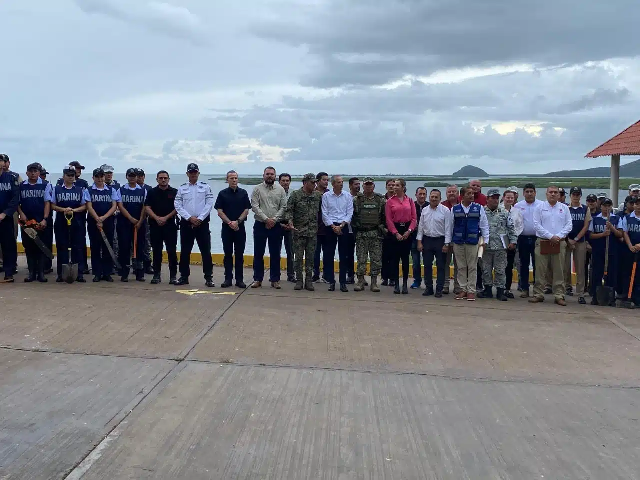 Reunión en la Octava zona naval del puerto de Topolobampo, las autoridades están alertas de la tormenta tropical Ileana.