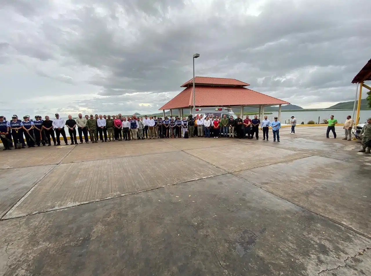 Reunión en la Octava zona naval del puerto de Topolobampo, las autoridades están alertas de la tormenta tropical Ileana.