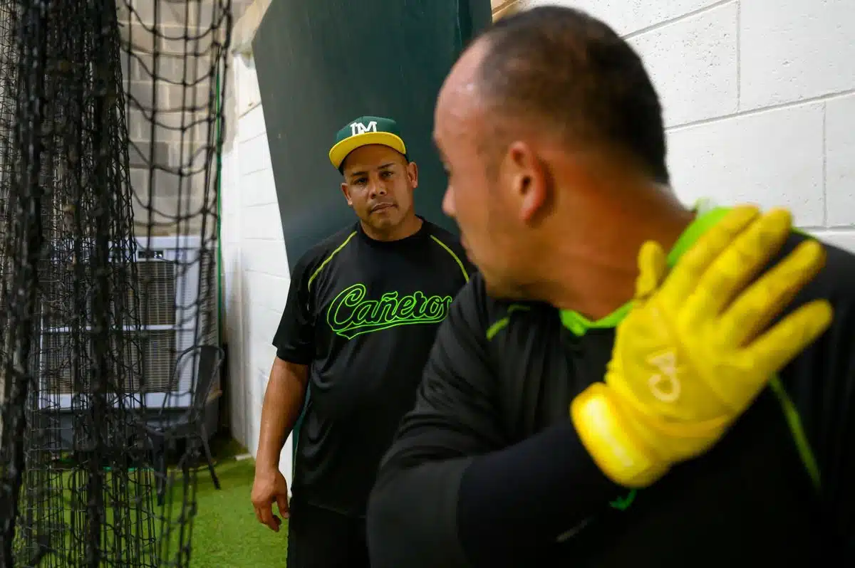 El estelar tercera base mexicano, Rodolfo Amador, con el coach de bateo, el cubano Michel Enríquez.