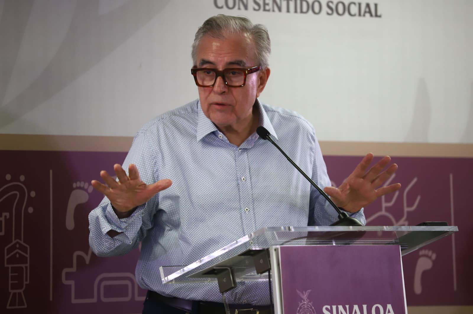El gobernador de Sinaloa, Rubén Rocha Moya, habla con la prensa en su conferencia semanera