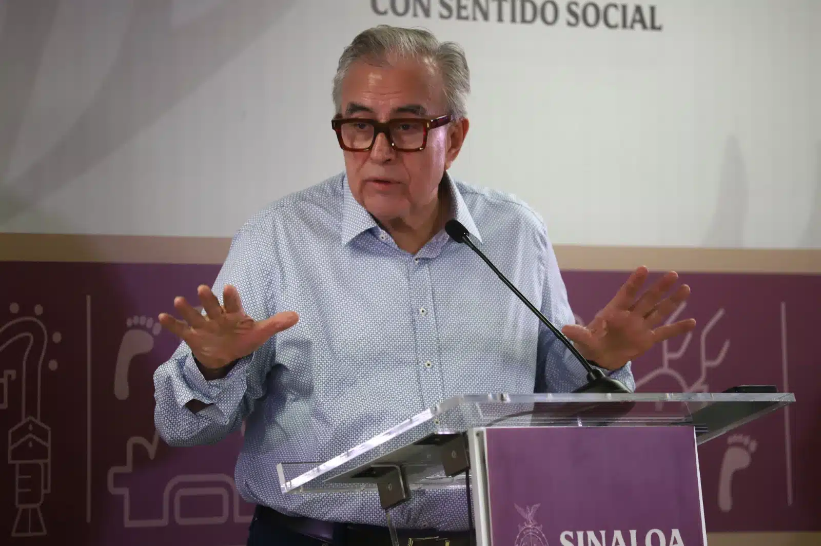 El gobernador de Sinaloa, Rubén Rocha Moya, habla con la prensa en su conferencia semanera