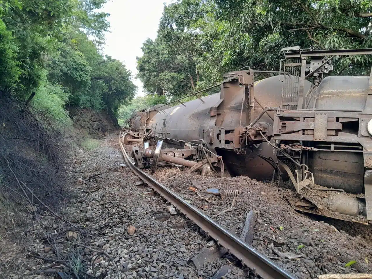 Se descarrilan vagones con material peligroso en Michoacán; evacuan la zona