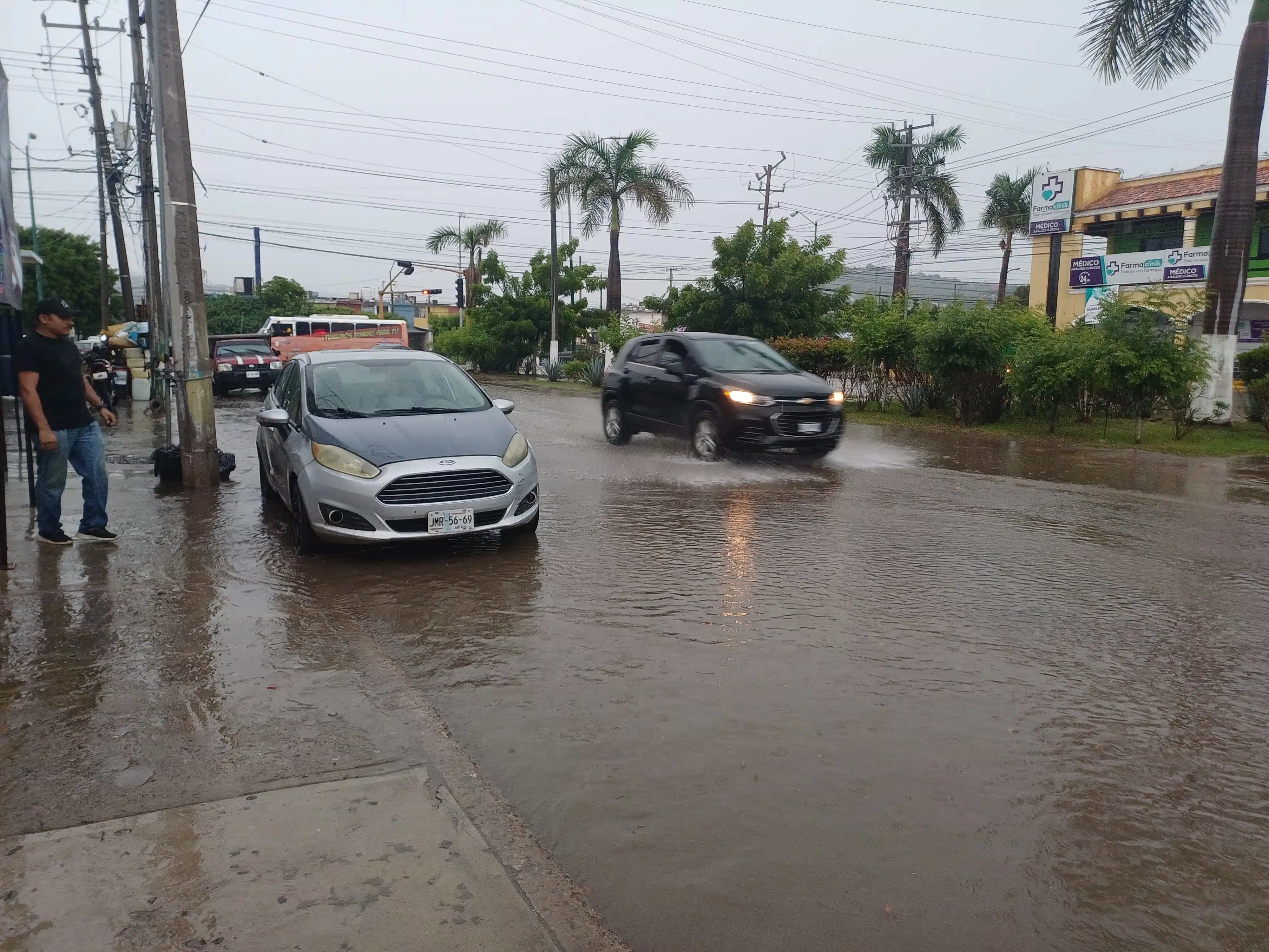 Se intensifica lluvia en varios sectores de Mazatlán, charcos