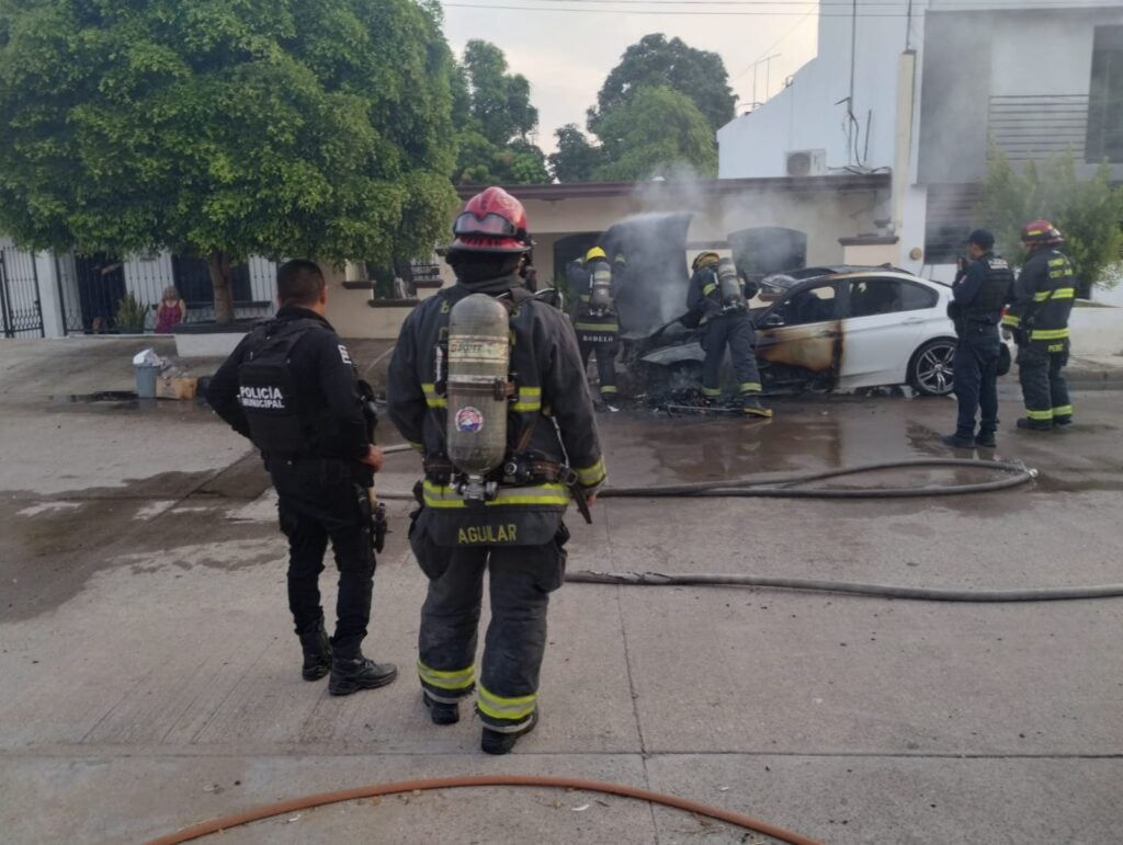 Se quema vehículo de lujo en la colonia Miguel Hidalgo, Culiacán