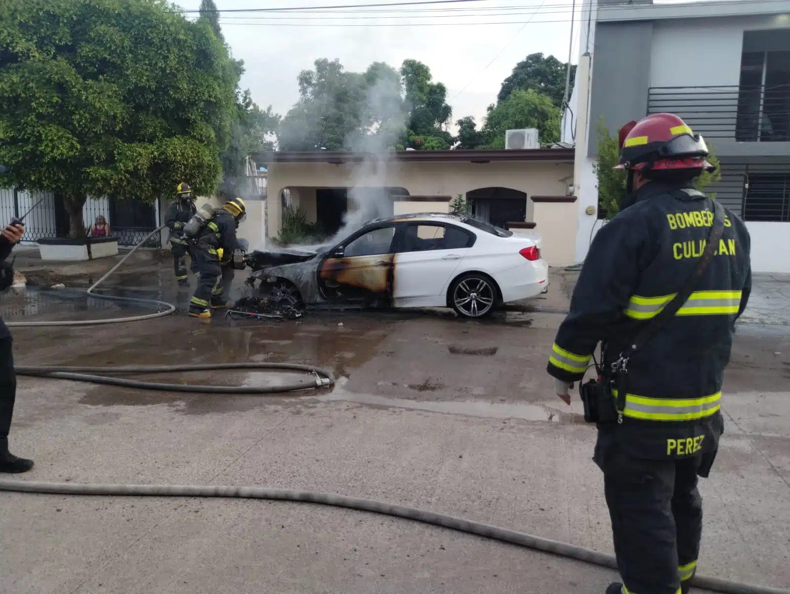 Se quema vehículo de lujo en la colonia Miguel Hidalgo, Culiacán