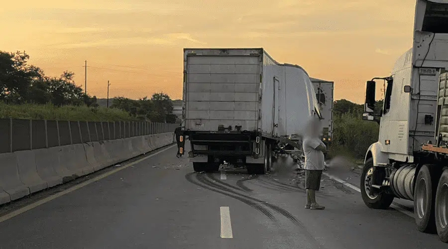 Se registra choque en la autopista Mazatlán-Culiacán