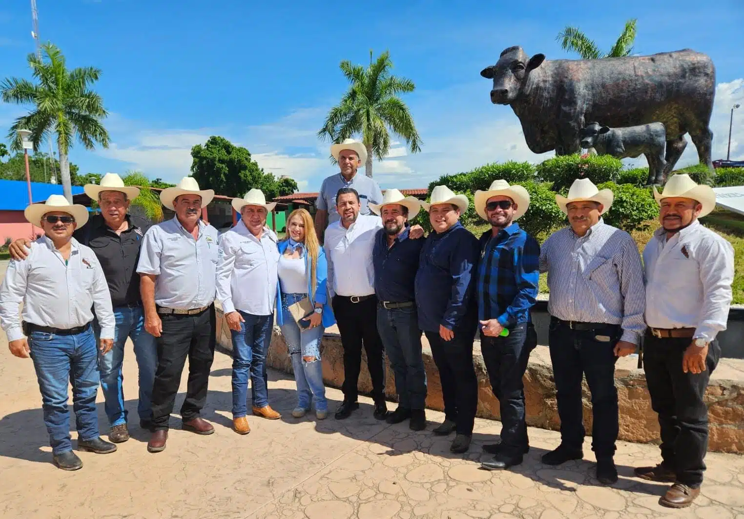 Secretario de agricultura junto a productores ganaderos