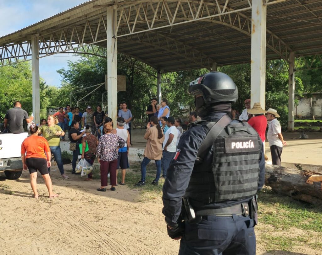 Policía resguardando el lugar donde se realizó una entrega de víveres a las familias elotenses afectadas.