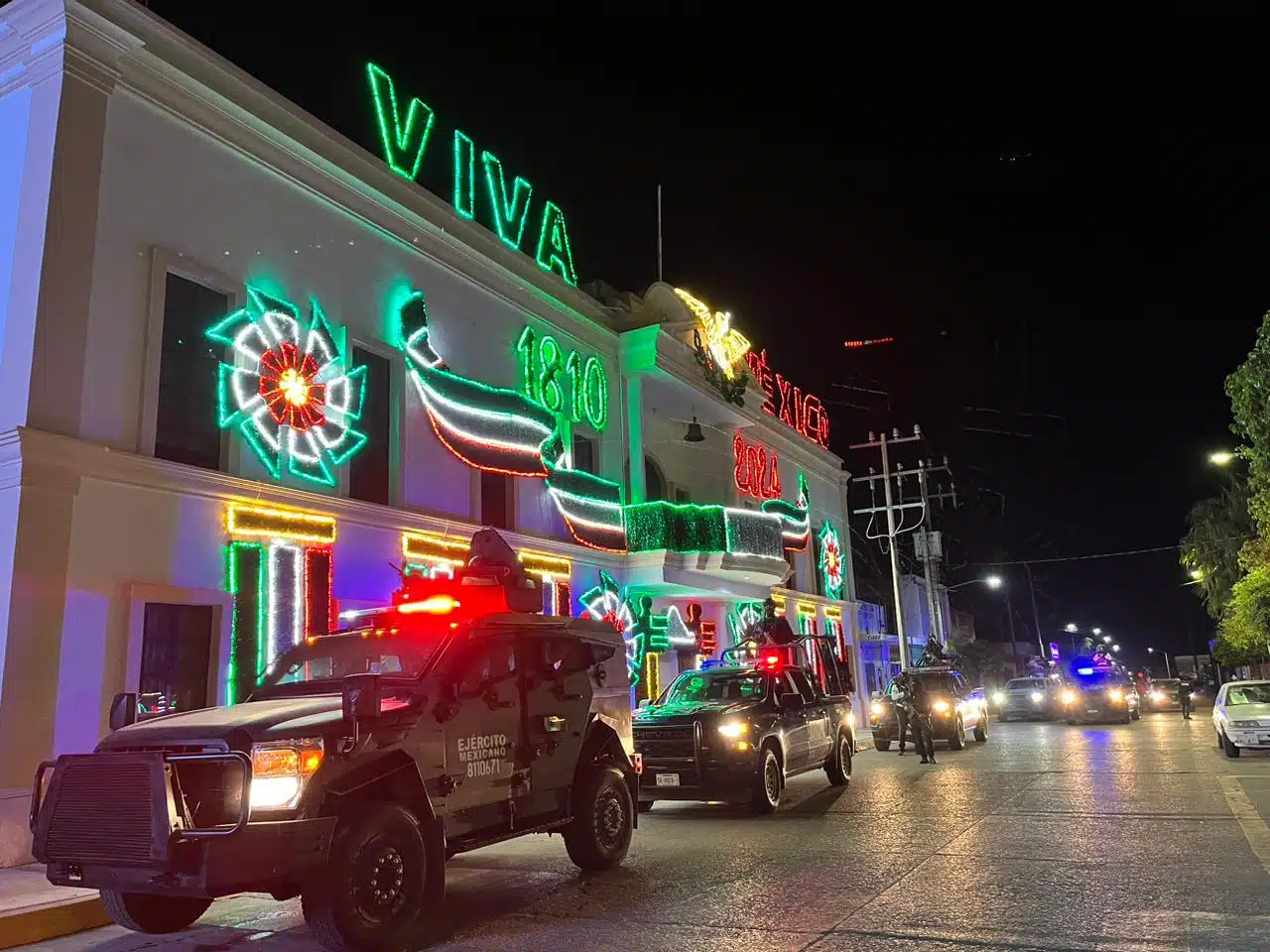 Vehículos del Ejército Mexicano y Policía Municipal realizando recorridos de seguridad en Elota.