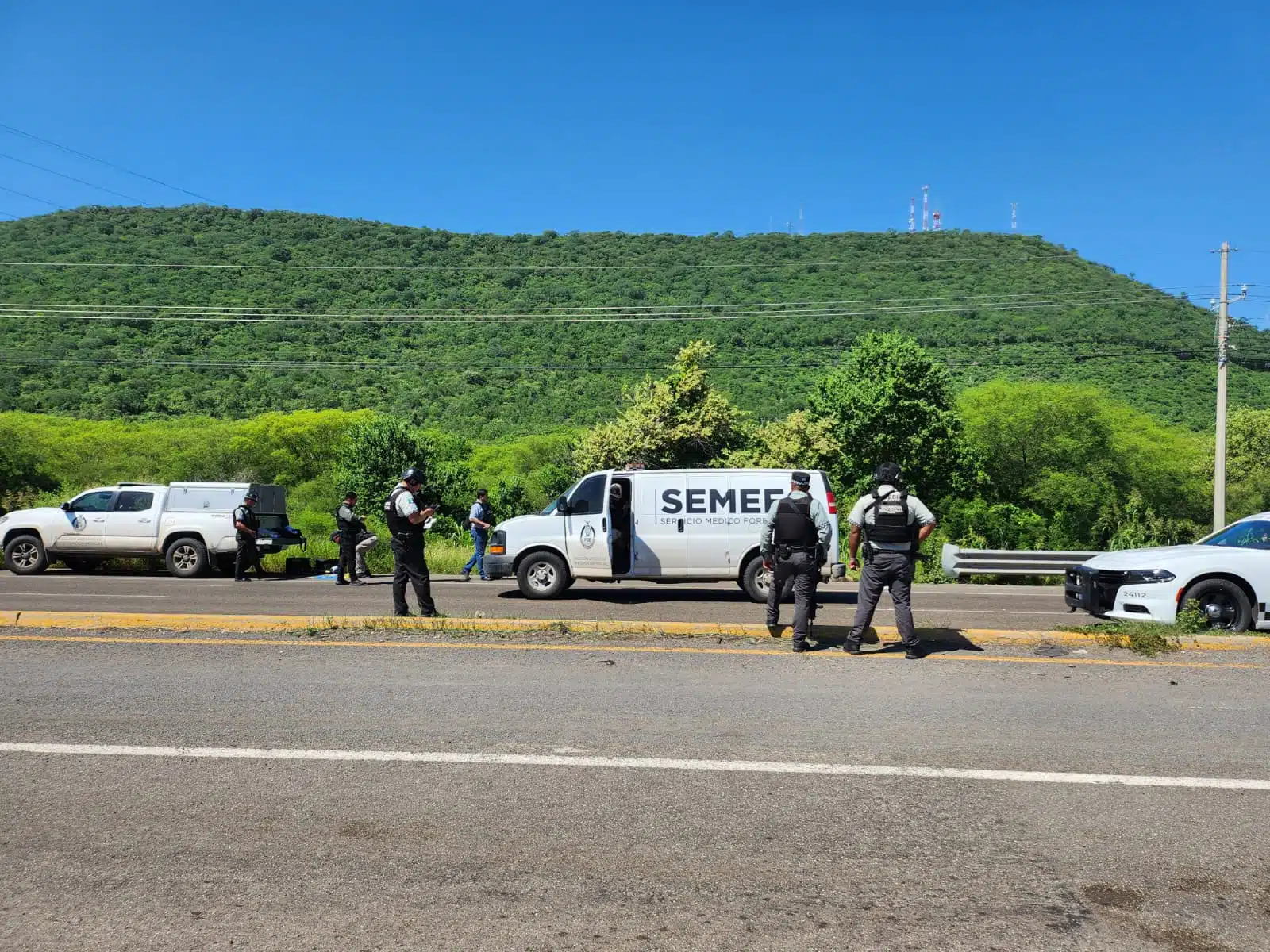 Personal de la Semefo trasladan el cuerpo tras los hechos de inseguridad al sur de Culiacán