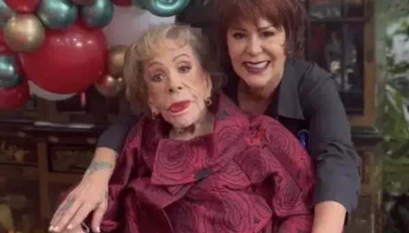 Silvia Pinal celebra su cumpleaños con su hija Alejandra Guzmán