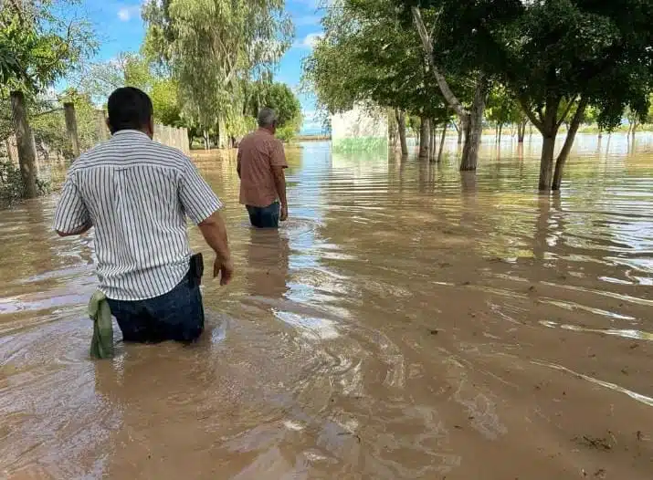 Vecinos de la sindicatura de Nío con las calles inundadas tras la tormenta tropical Norma en el año 2023.