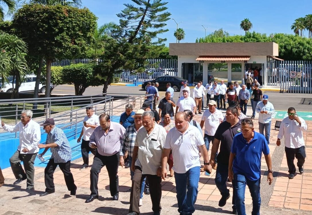 Taxistas de Ahome en el Congreso de Sinaloa2