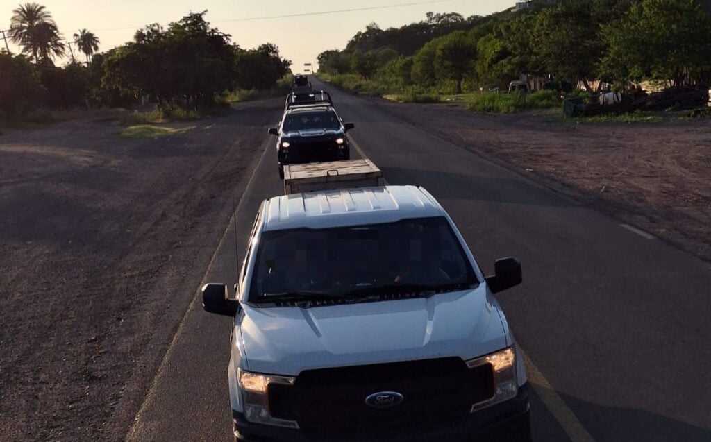 Autoridades de seguridad trasladando a la tigresa hacia el Zoológico de Culiacán.