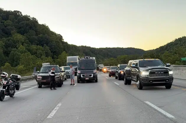 Tiroteo en autopista de Kentucky, EU, deja al menos 5 personas heridas