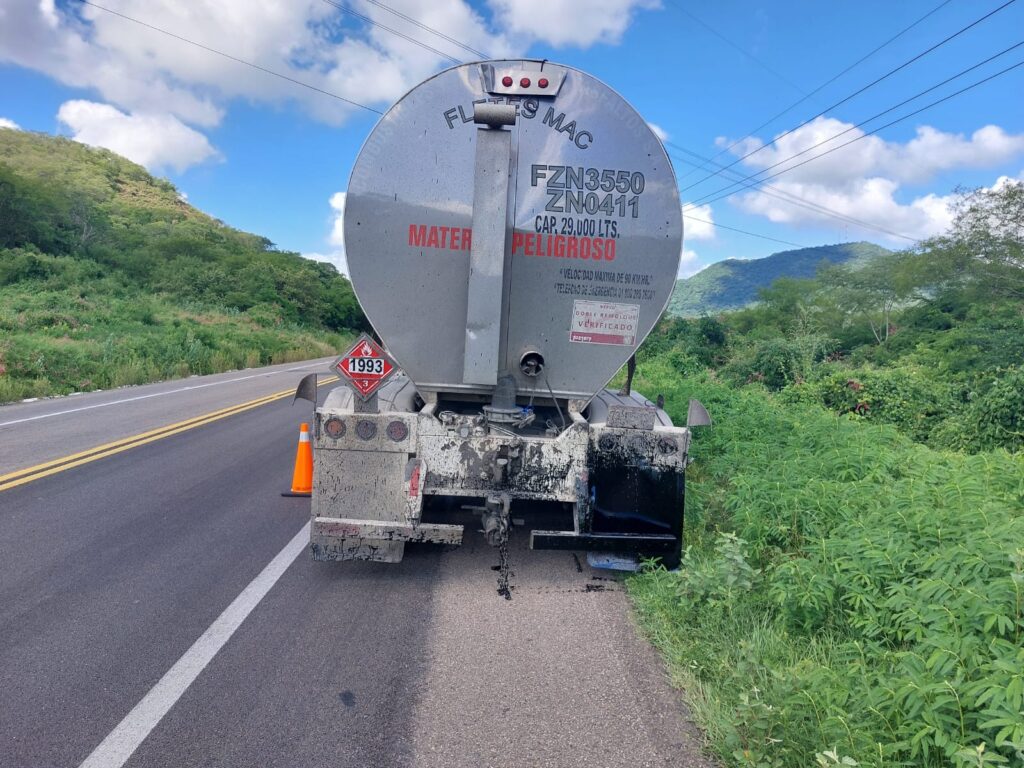 Tractocamión de combustóleo en la carretera Mazatlán-Durango