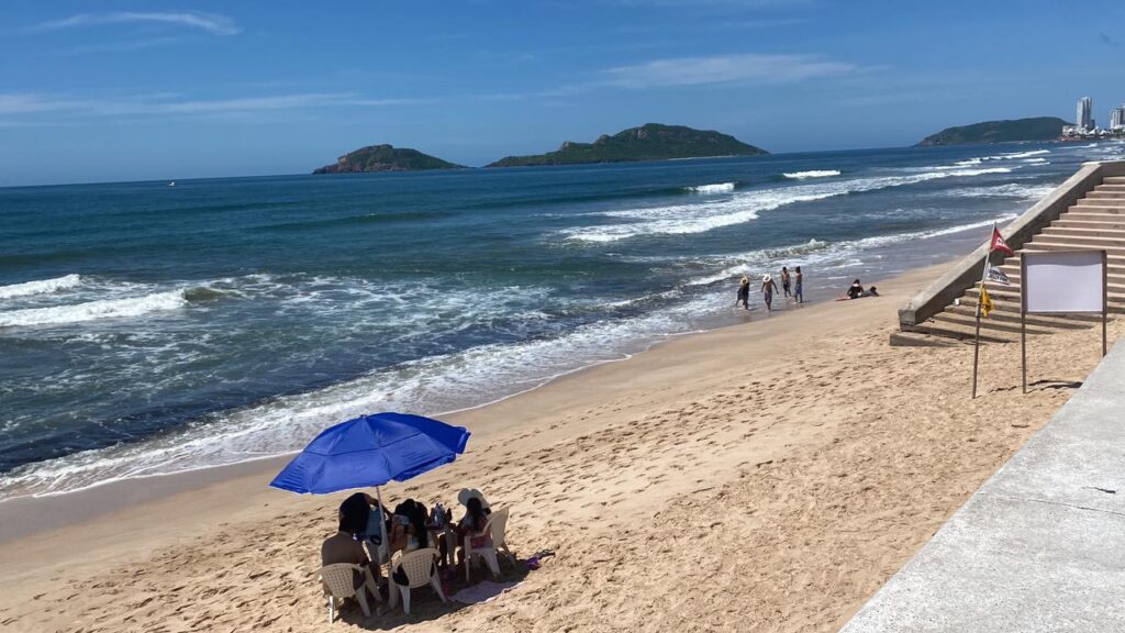 Personas disfrutando la playa en Mazatlán.