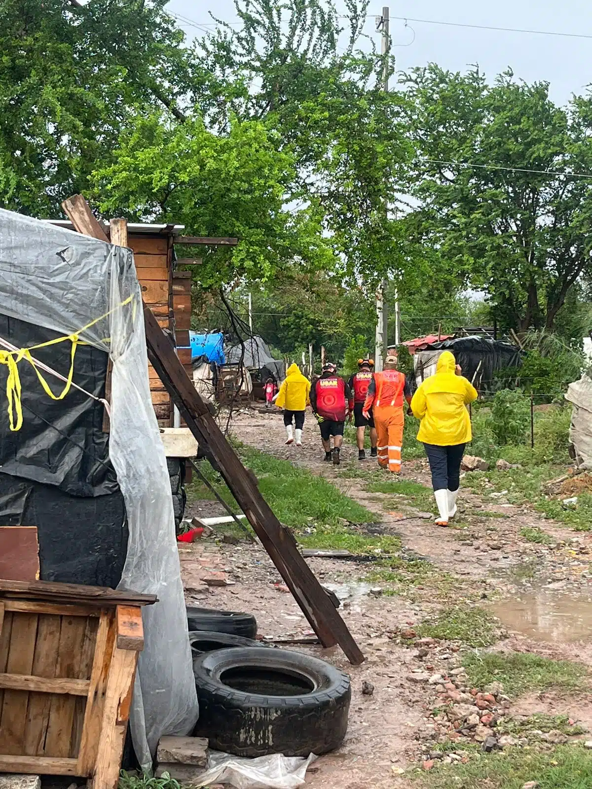 Vecinos de la colonia Guamuchilera de Los Mochis son evacuados por personal de emergencias