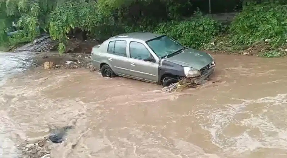 Vehículo arrastrado por la corriente.