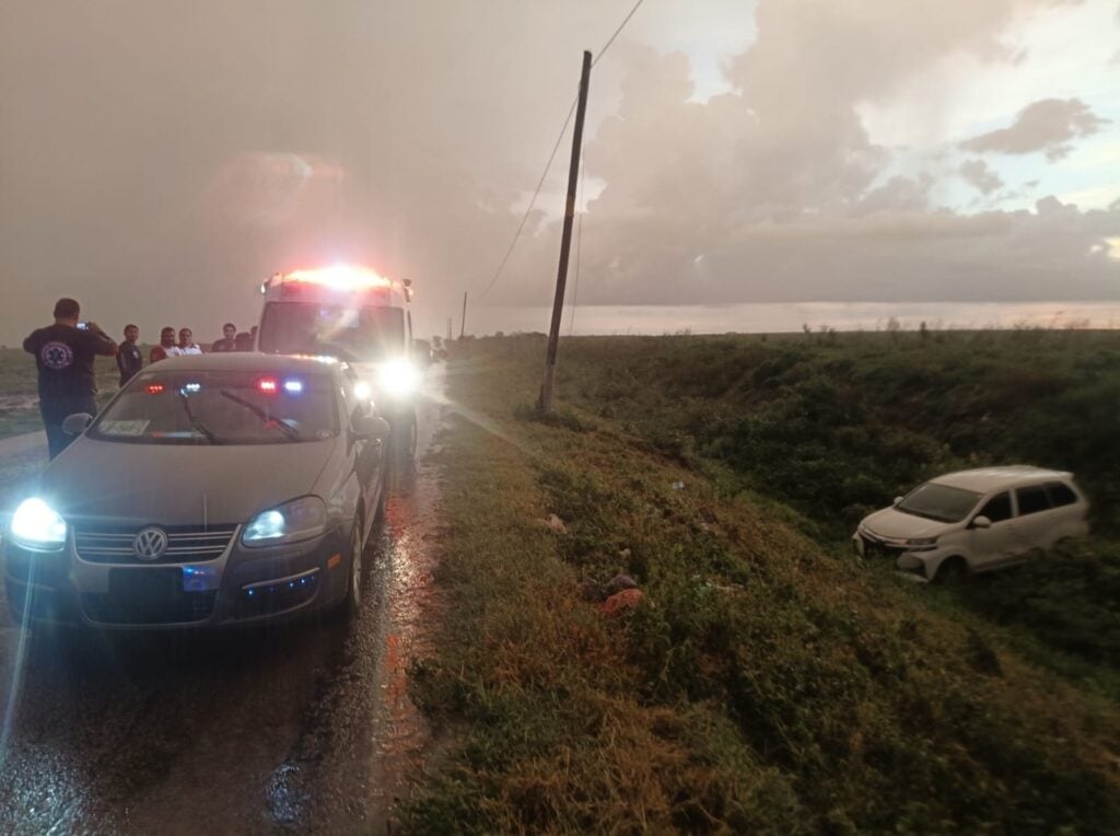 Vehículo al interior de un canal de riego en el camino al Sauz.