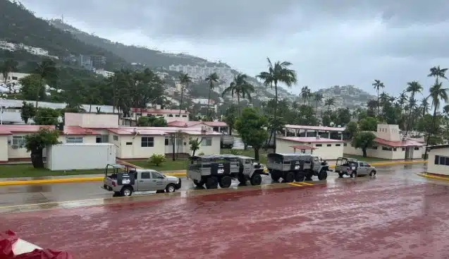 Vehículos de la Marina en apoyo a la población por huracanes