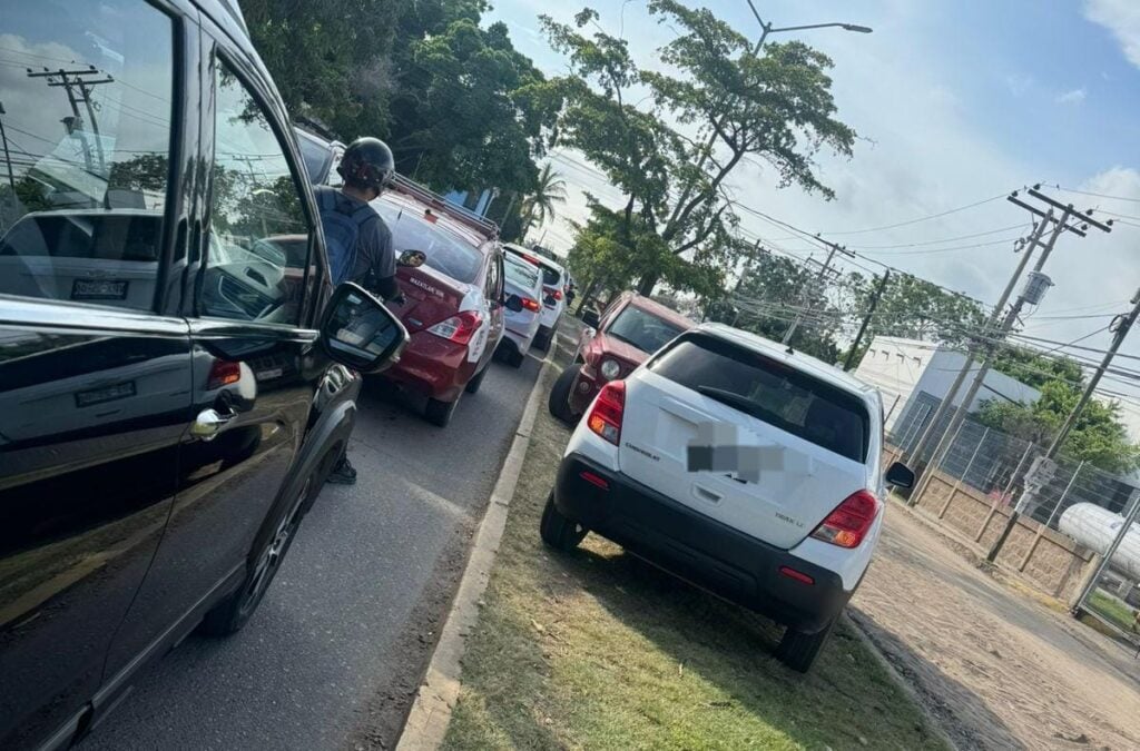 Vehículos estacionados encima del camellón.