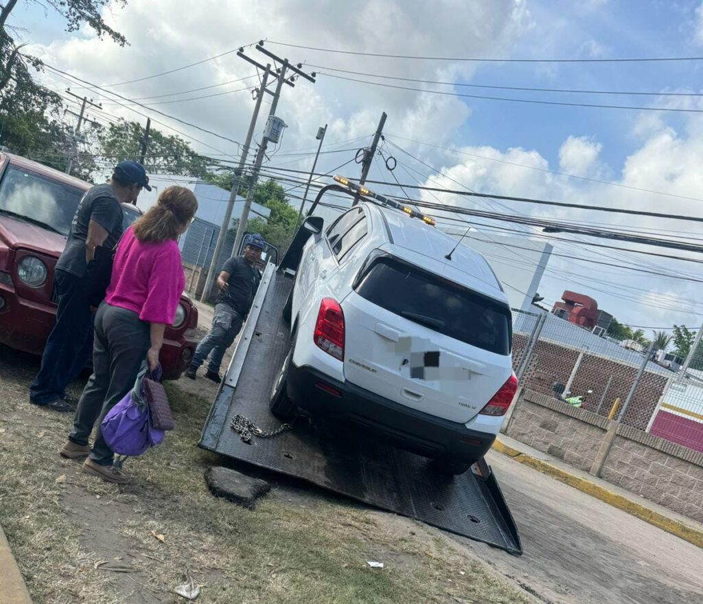 Vehículo siendo llevado por una grúa de Tránsito.