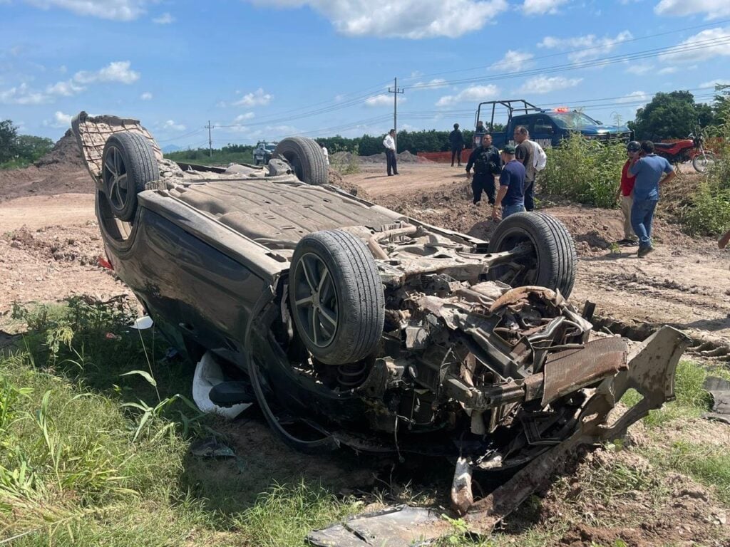 Volcadura de camioneta por la salida de Escuinapa