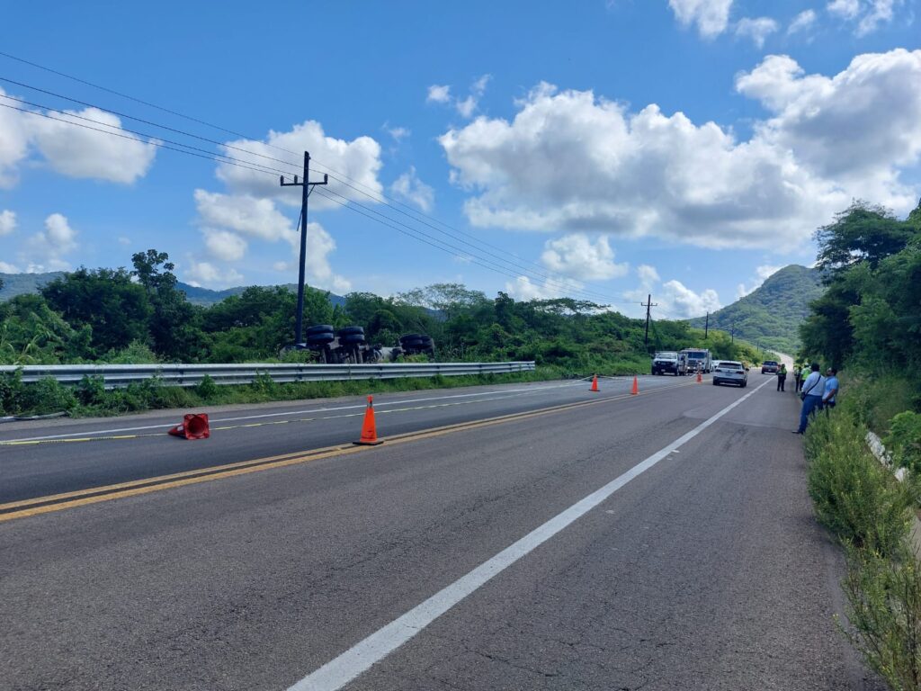 El camión termina volcado afuera de la carretera Mazatlán-Durango