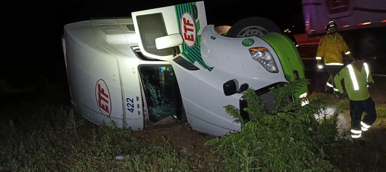 Volcadura kilómetro 45 autopista Mazatlán-Culiacán, chofer ileso