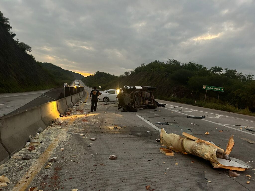 Vuelca camioneta cargada con quesos y machaca por el Libramiento Mazatlán