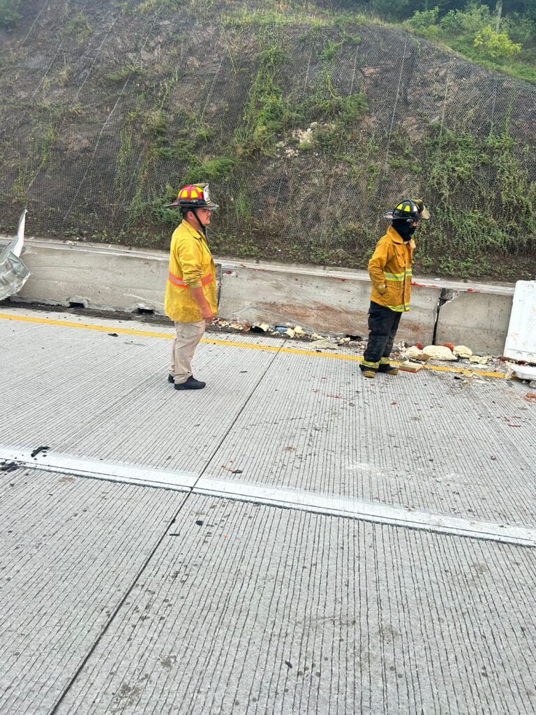 Vuelca camioneta cargada con quesos y machaca por el Libramiento Mazatlán