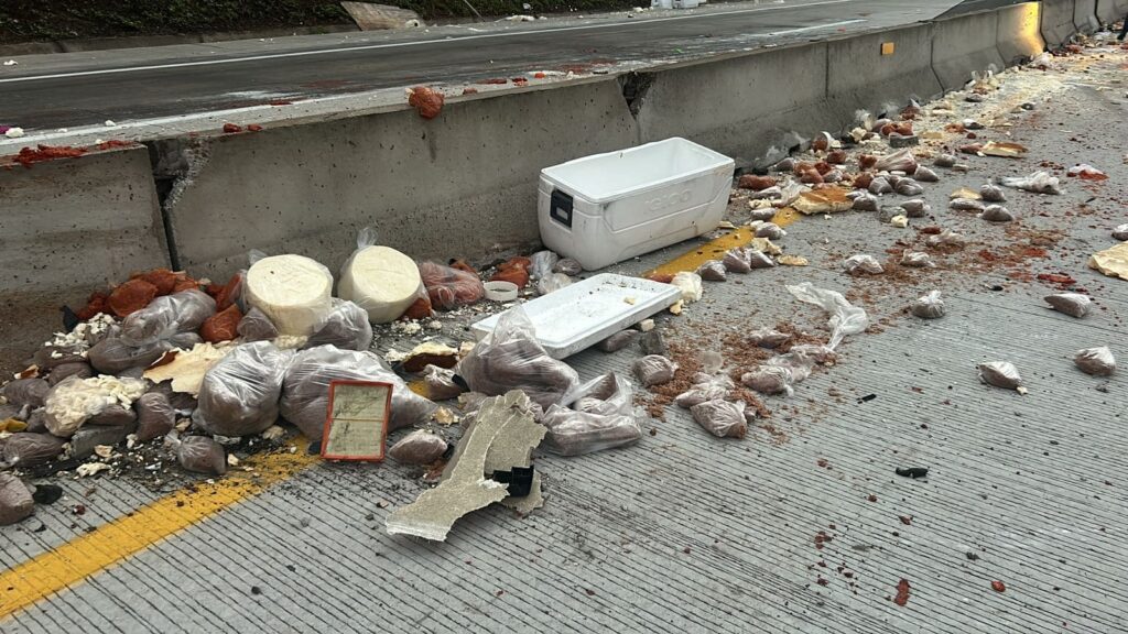 Vuelca camioneta cargada con quesos y machaca por el Libramiento Mazatlán