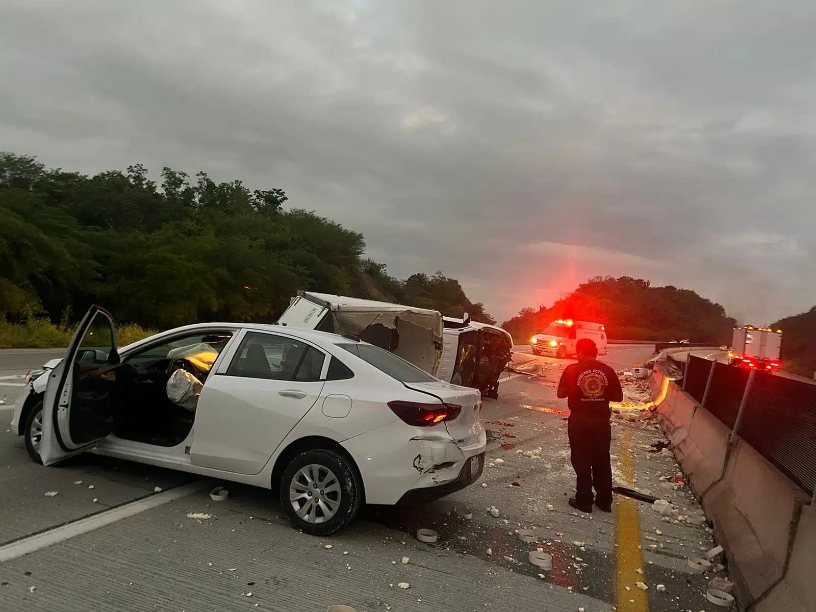 Vuelca camioneta cargada con quesos y machaca por el Libramiento Mazatlán