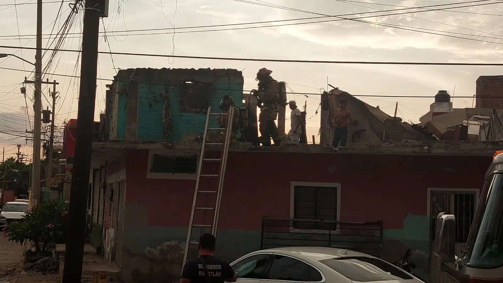 Al reporte acudieron elementos de Bomberos Mazatlán, quienes combatieron el fuego que consumió las pertenencias que había en el lugar el techo de lámina.