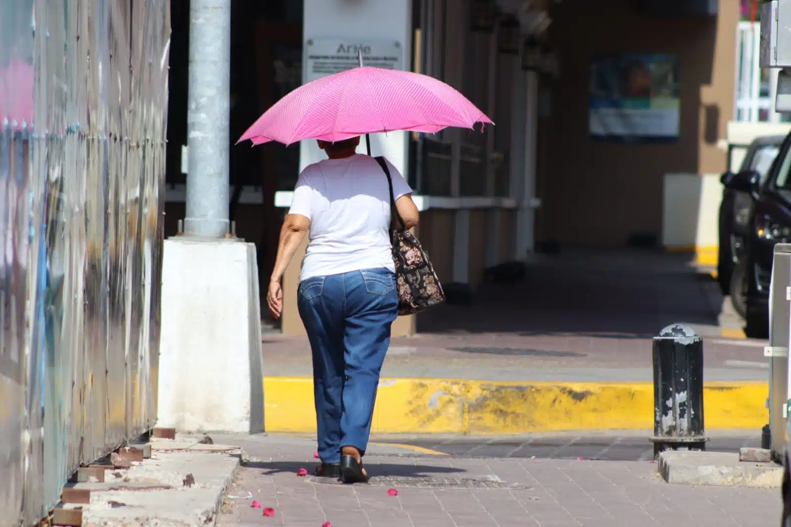 Señora cubriéndose el sol