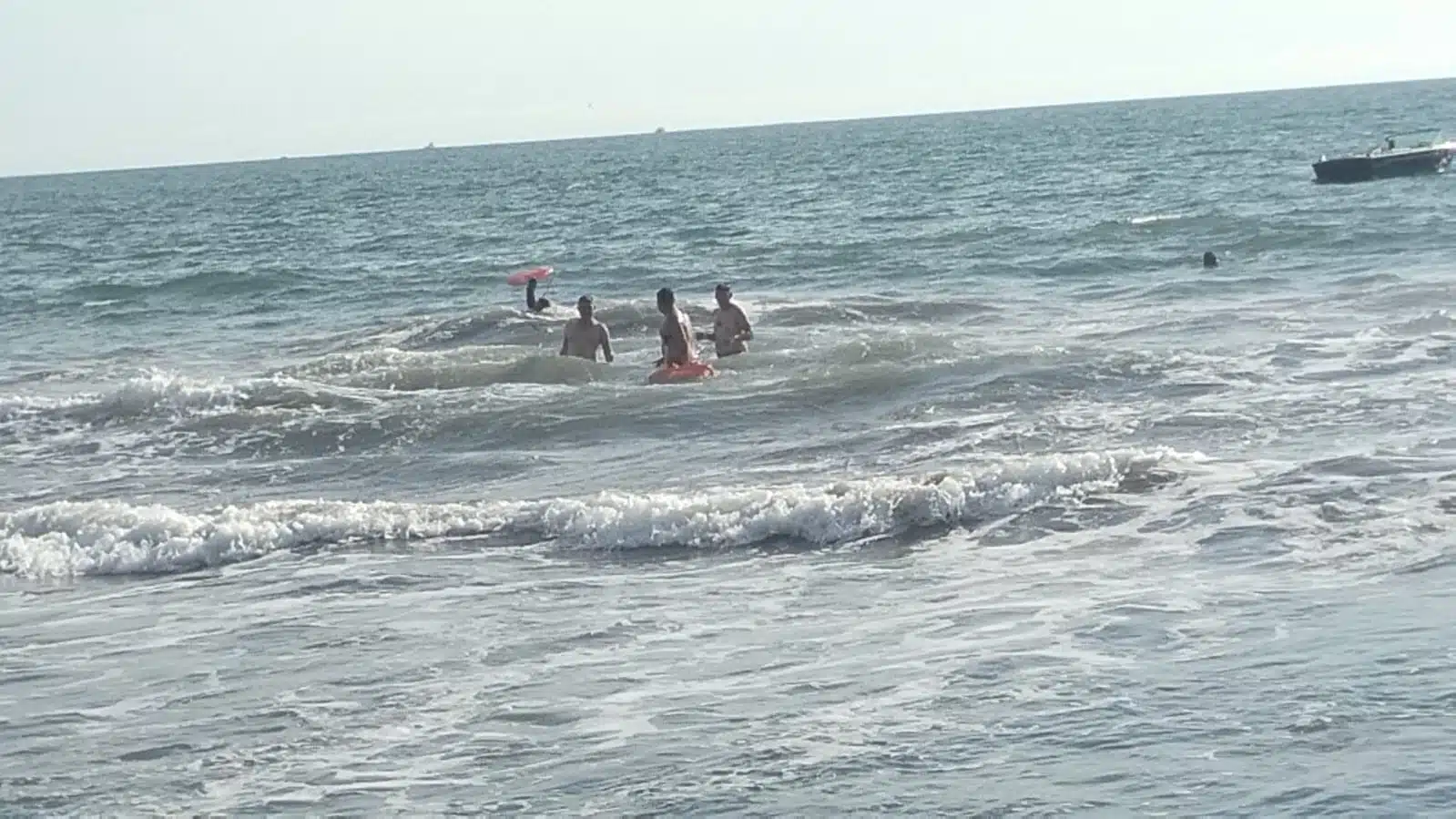 En la jornada destacaron dos turistas de Culiacán rescatados del mar y la atención médica a una mujer en Playa Pinitos